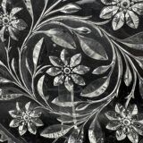 Plat en verre travaillé motif fleurs