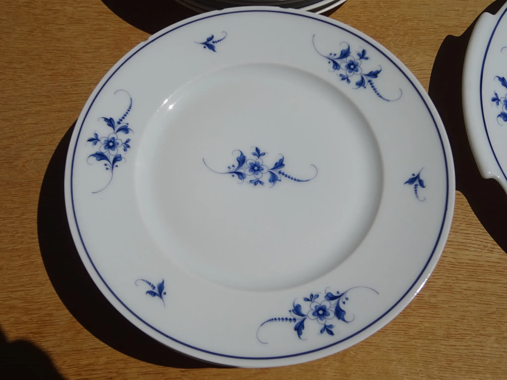 Fine Limoges porcelain dessert service: dish and 12 plates.