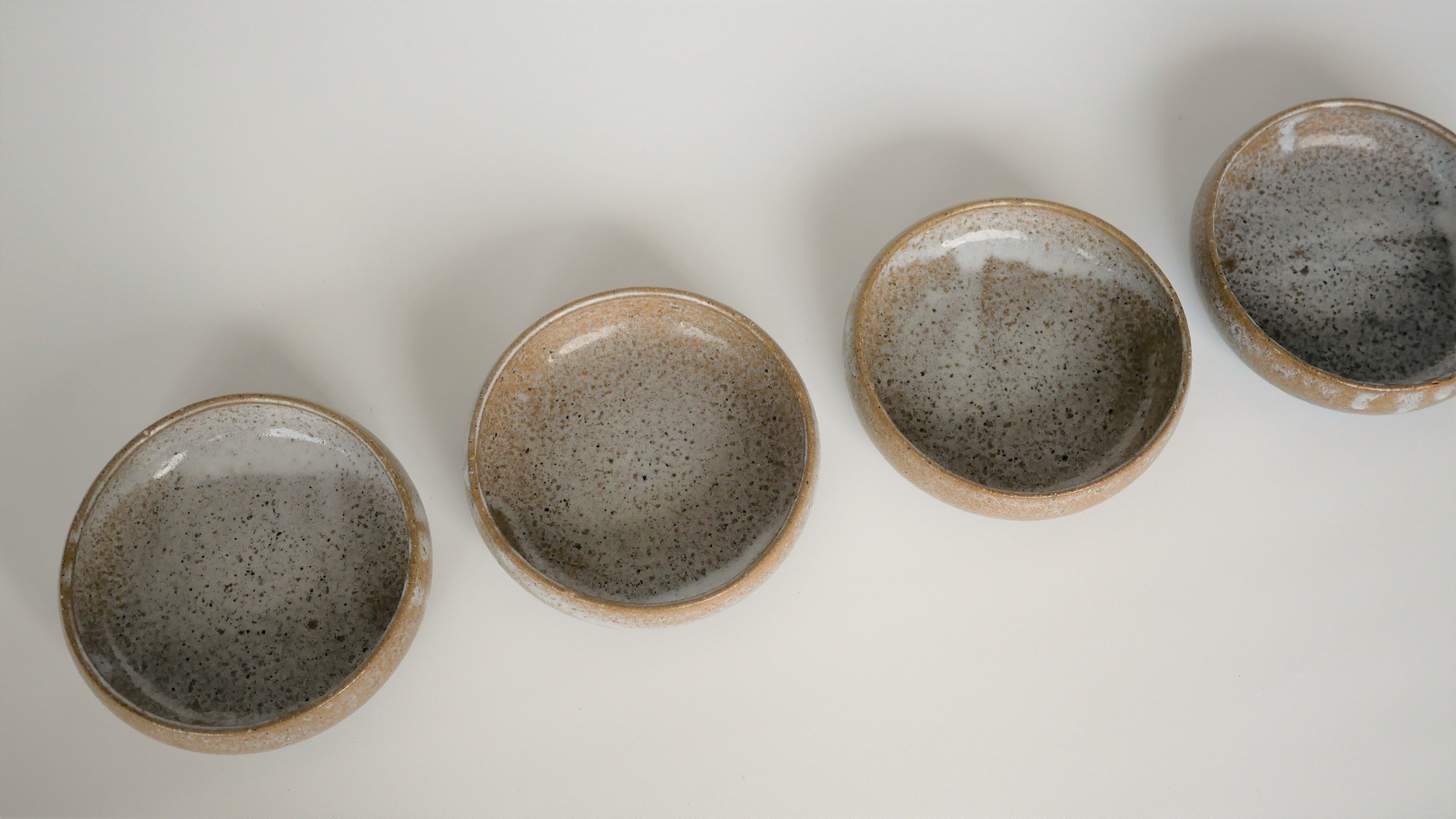 Série de 4 assiettes bols vintage en grès pyrité