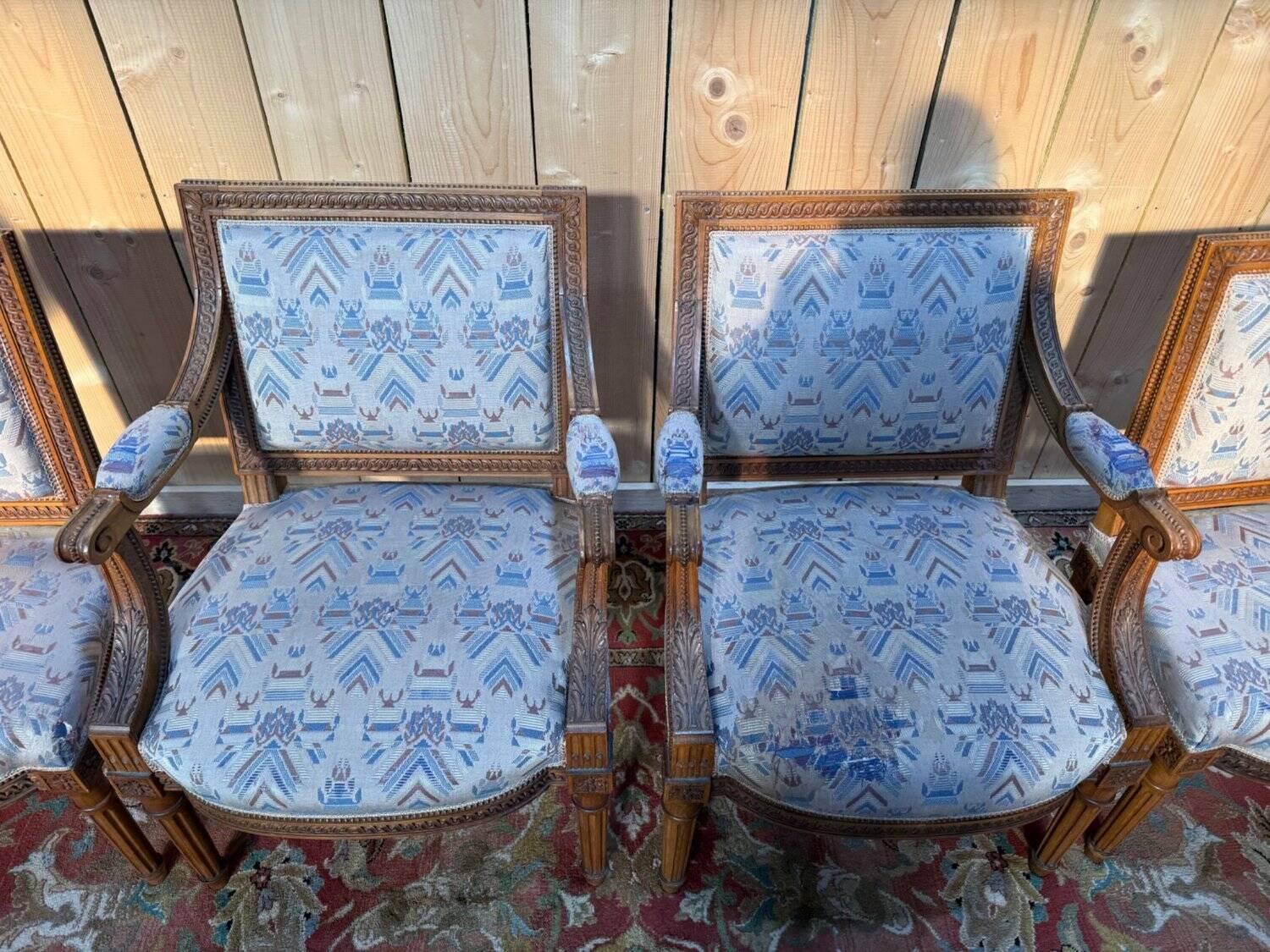 Ensemble 4 sièges – Style Louis XVI – Bois sculpté – Fin XIXe / Début XXe