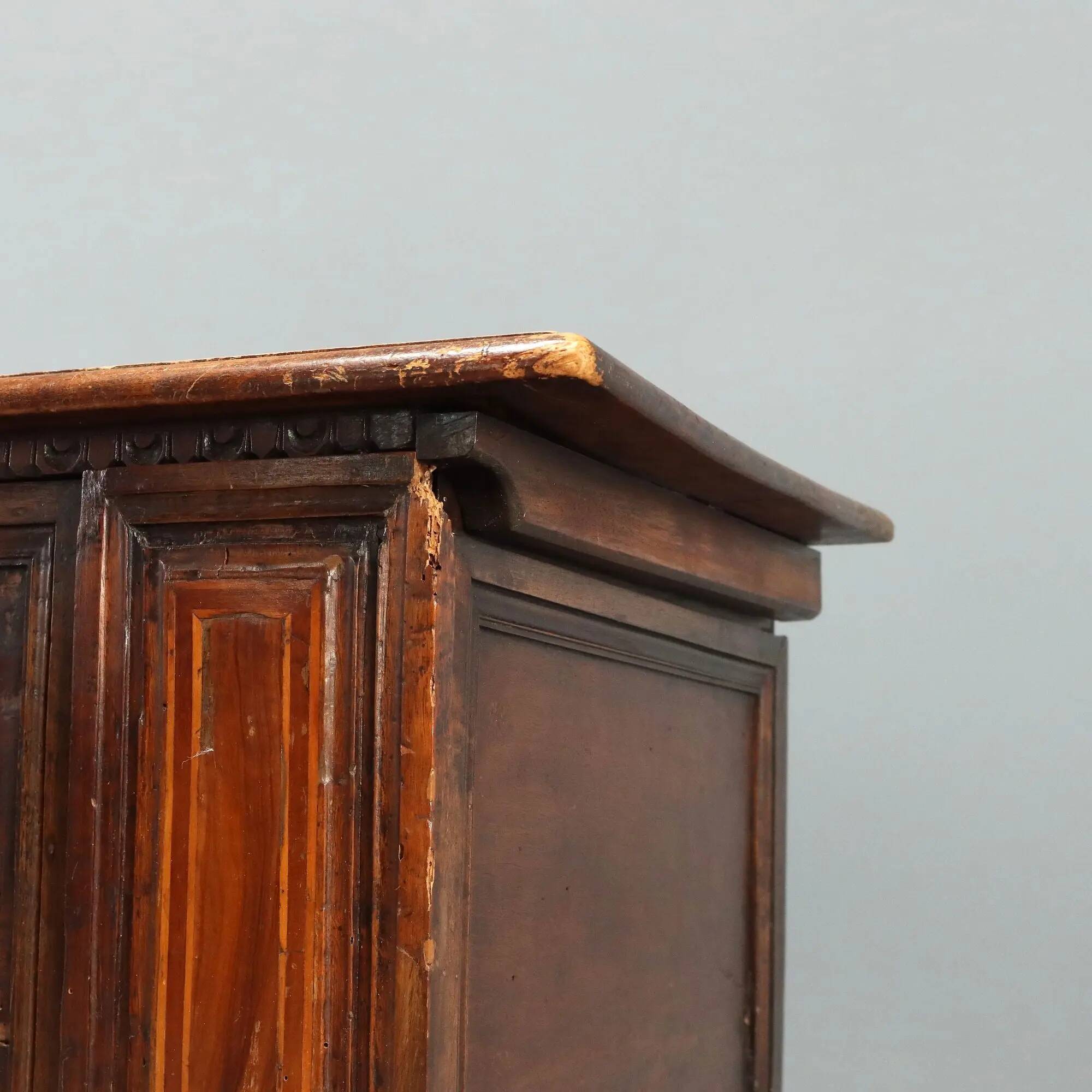 Baroque antique chest in carved walnut, Italy, 18th century.