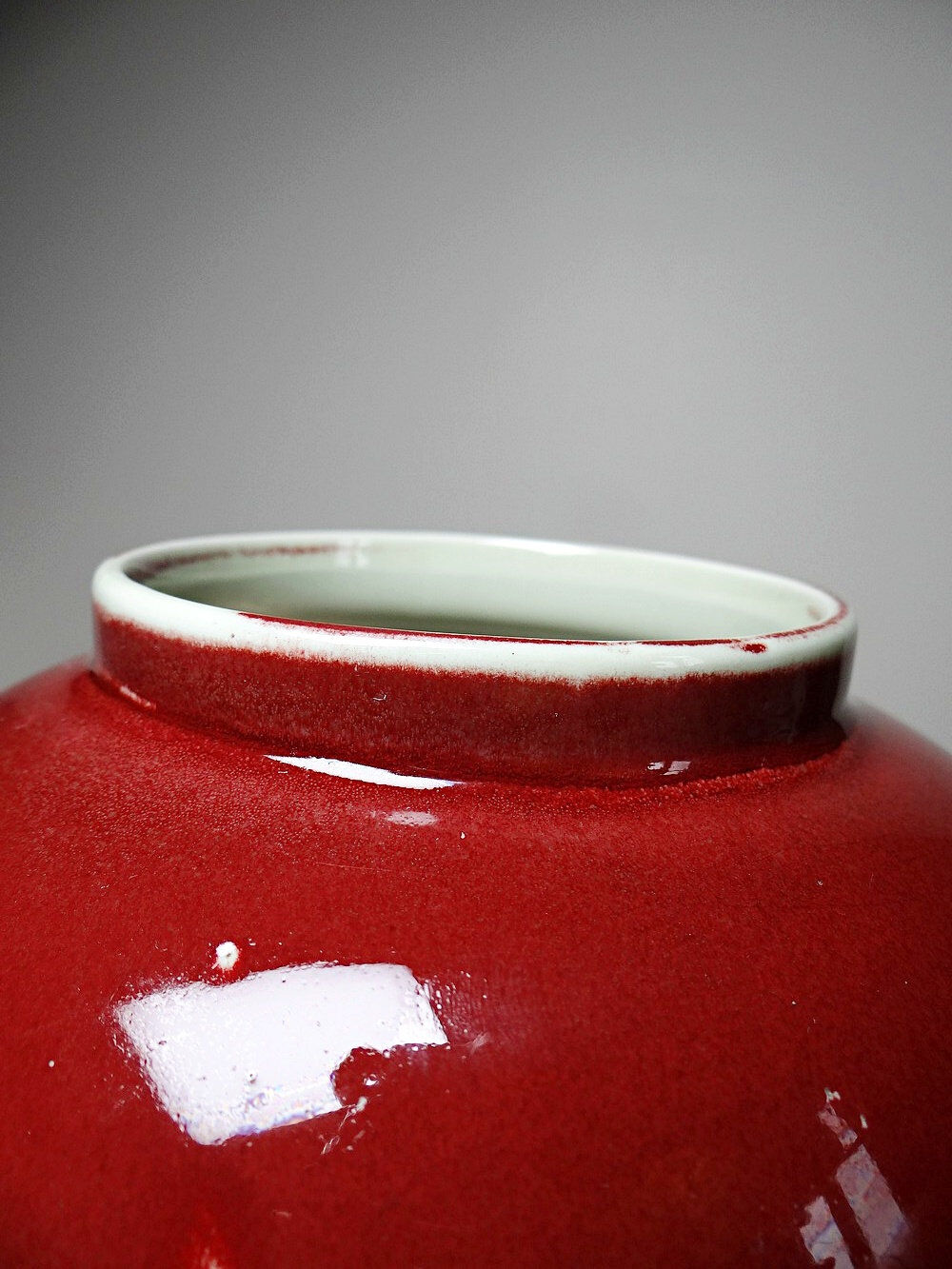 Covered vase, Chinese ginger jar in oxblood and celadon ceramic.