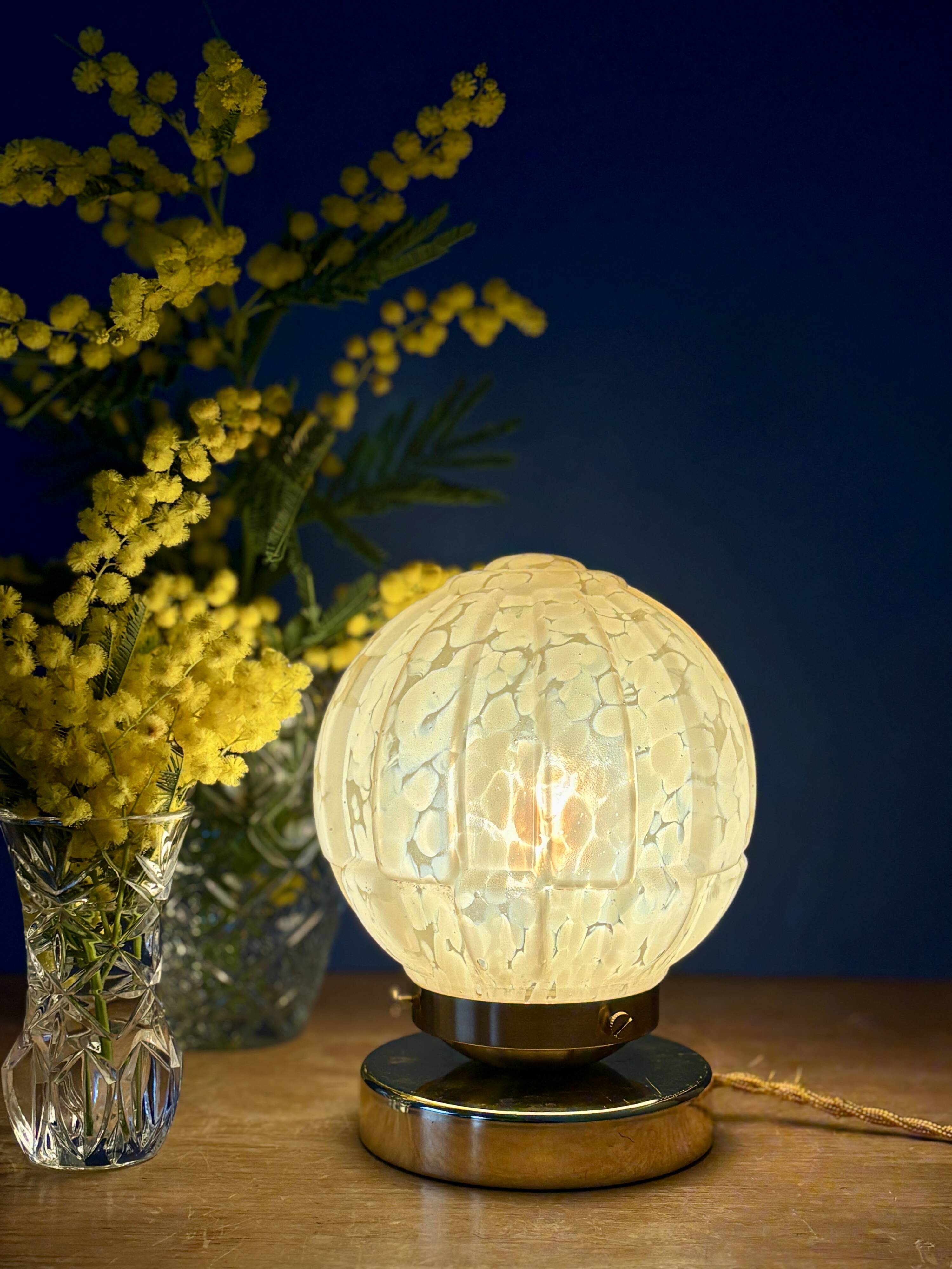 Beautiful table lamp, vintage Art Deco glass globe from Clichy in pink. Diameter