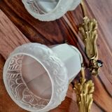 Paire d'appliques Art Nouveau en bronze doré et verre moulé dépoli