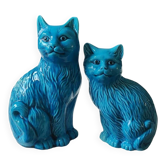 Paire de chats Chinois en porcelaine émaillée bleu turquoise. Hauteurs 20 & 17 cm