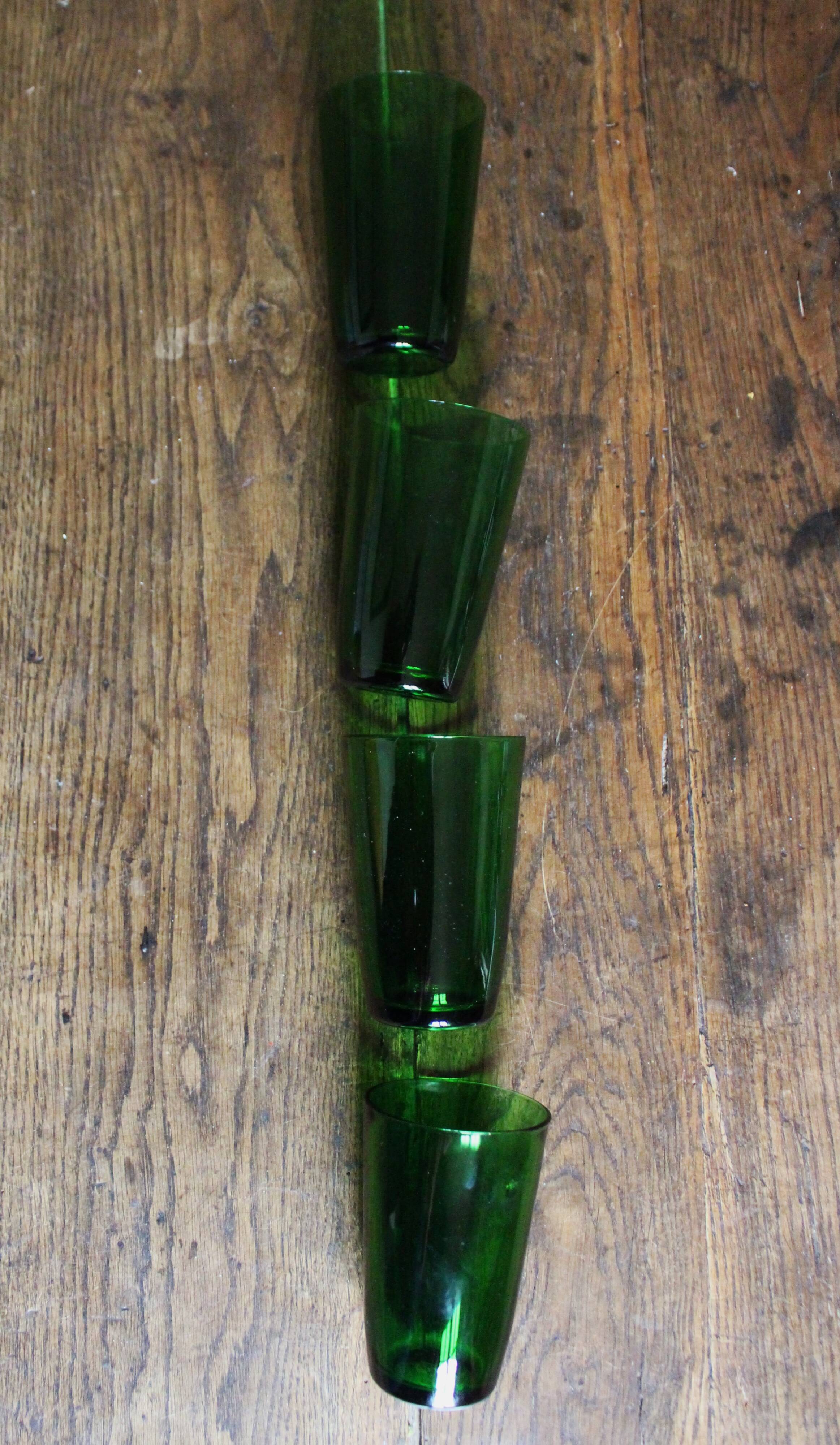 Un lot de 4 grands verres Vereco vert vintage