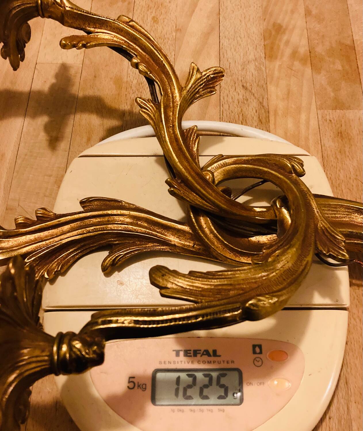 Louis XV Style wall light in gilded bronze from the 20th century decorated with acanthus leaves.