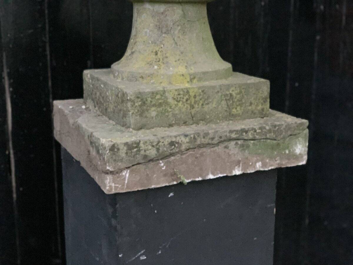 Pair of decorative elements for the tops of pilasters, blue stone, Louis XVI
