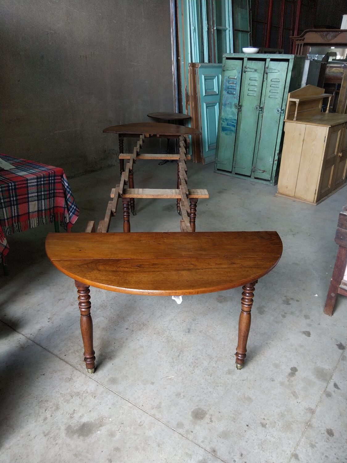 Extending table with 8 legs