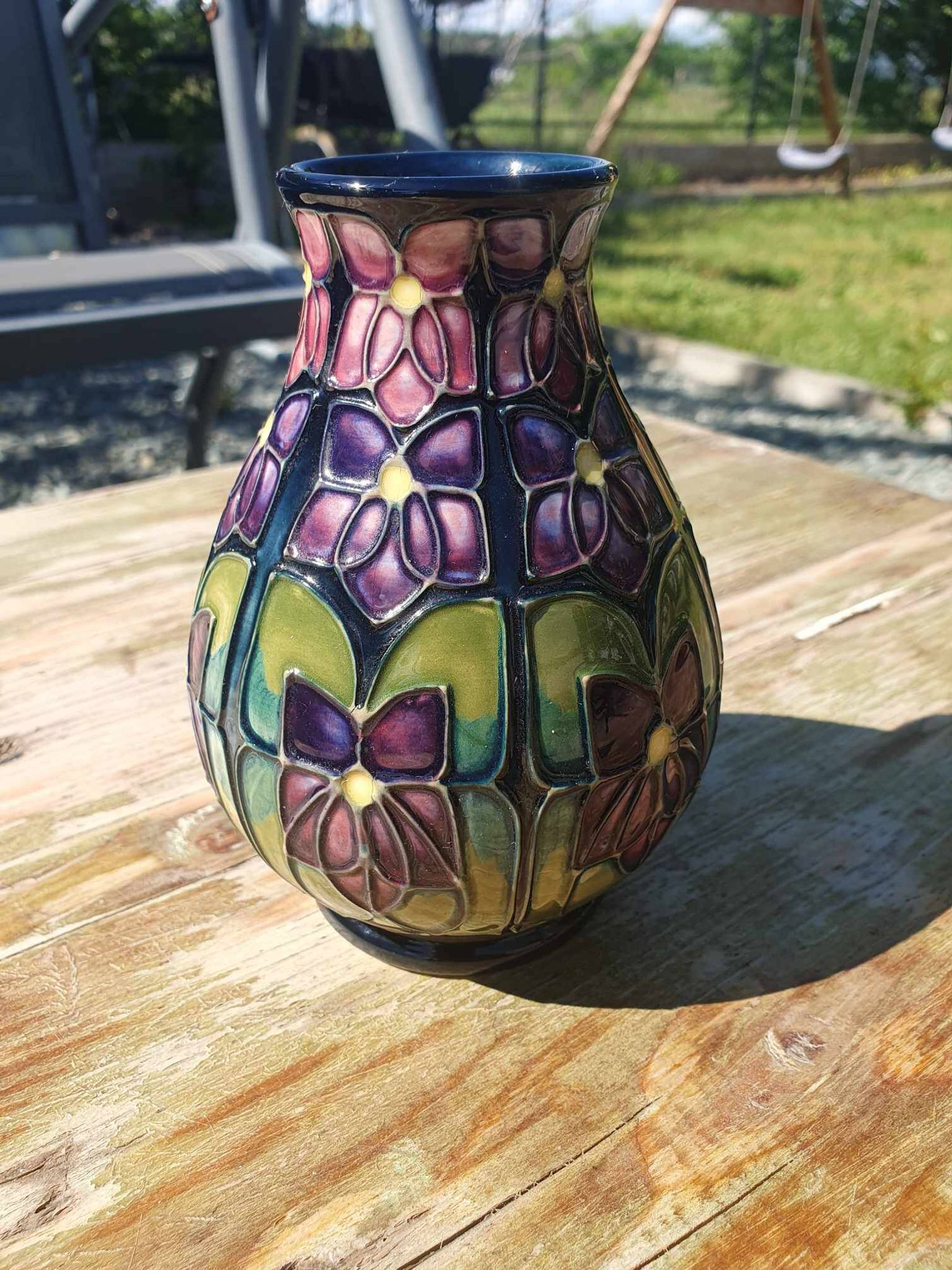 Vase à motif violet de Moorcroft de forme ovoïde trapue