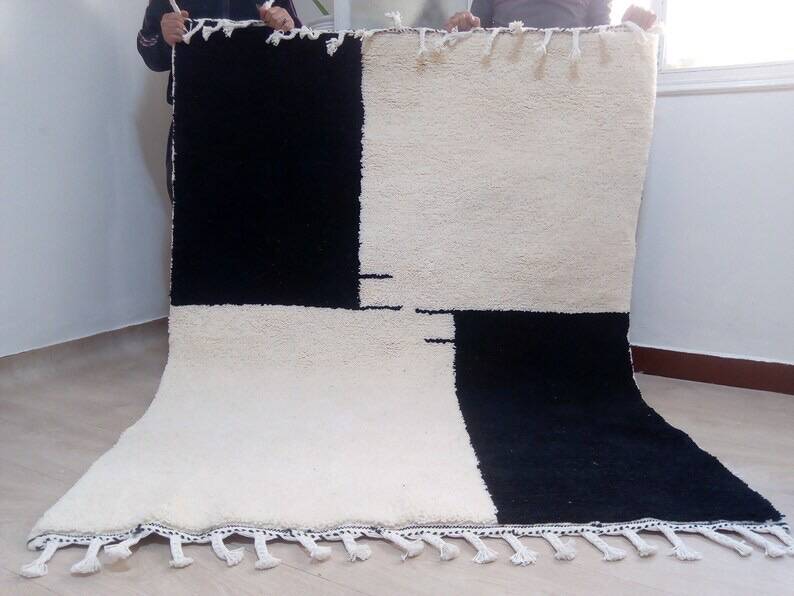 Handwoven black and white Berber rug from the Oued Zam, size 160 x 240 cm