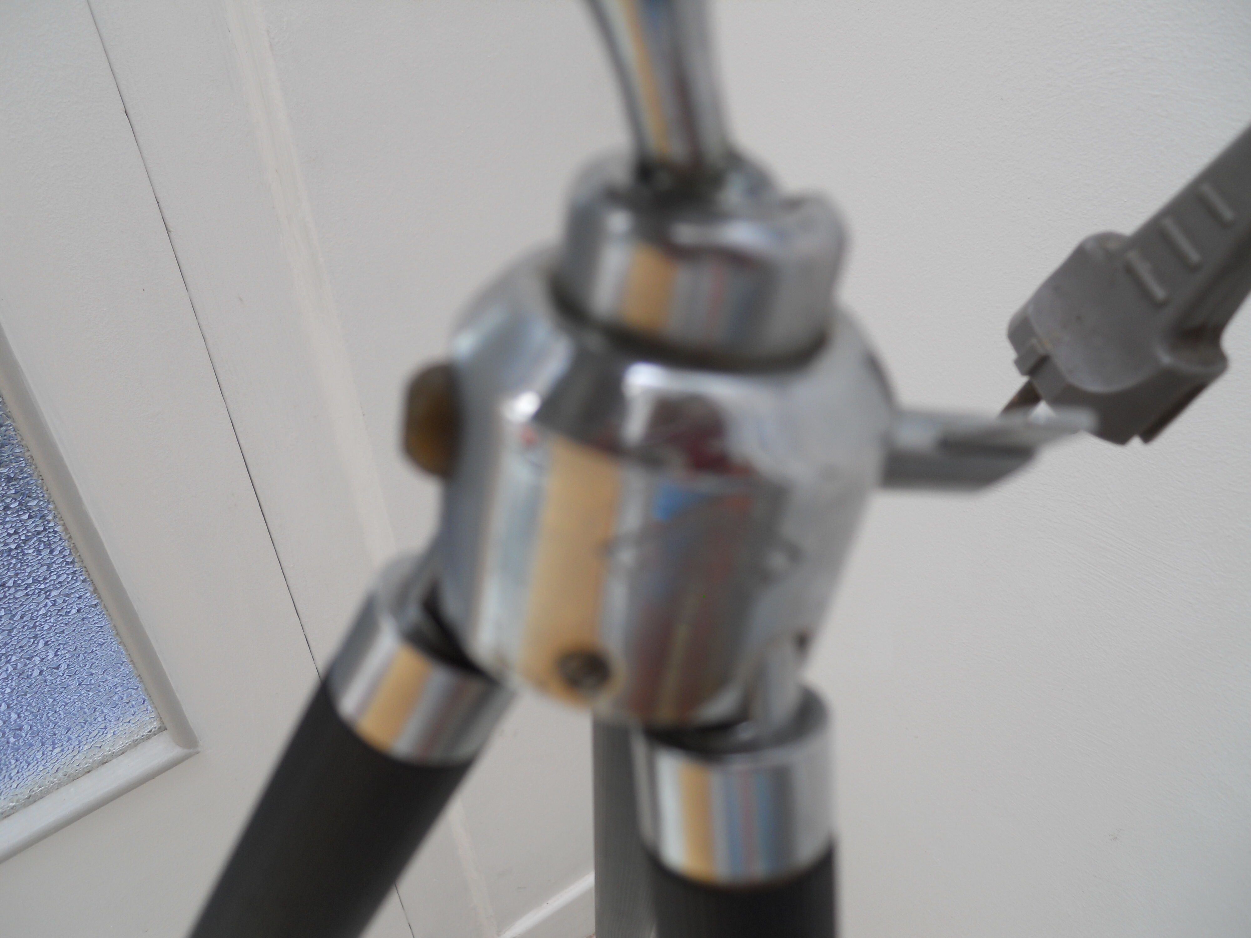 Lita standing projector