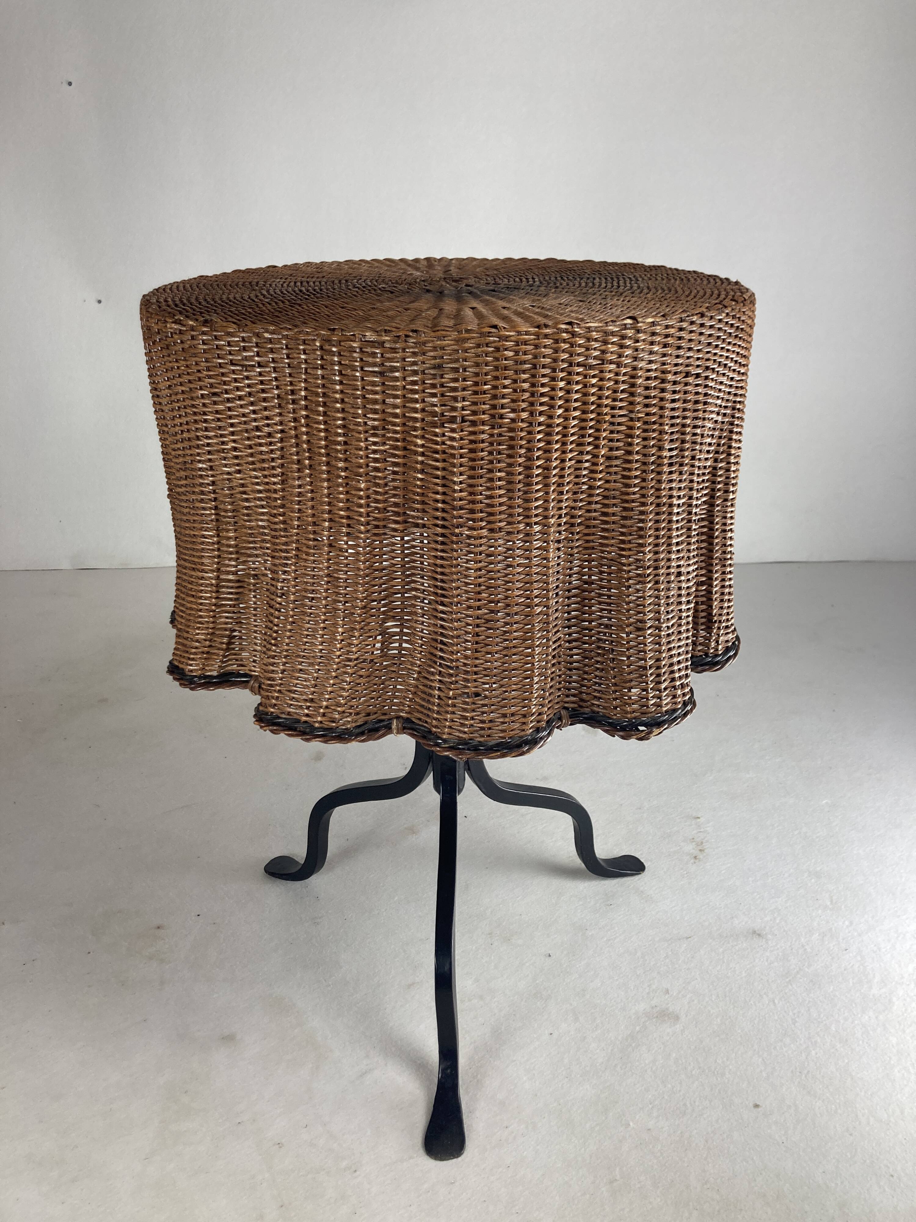 Table d'appoint ondulée en trompe-l'oeil en osier et rotin, 1960