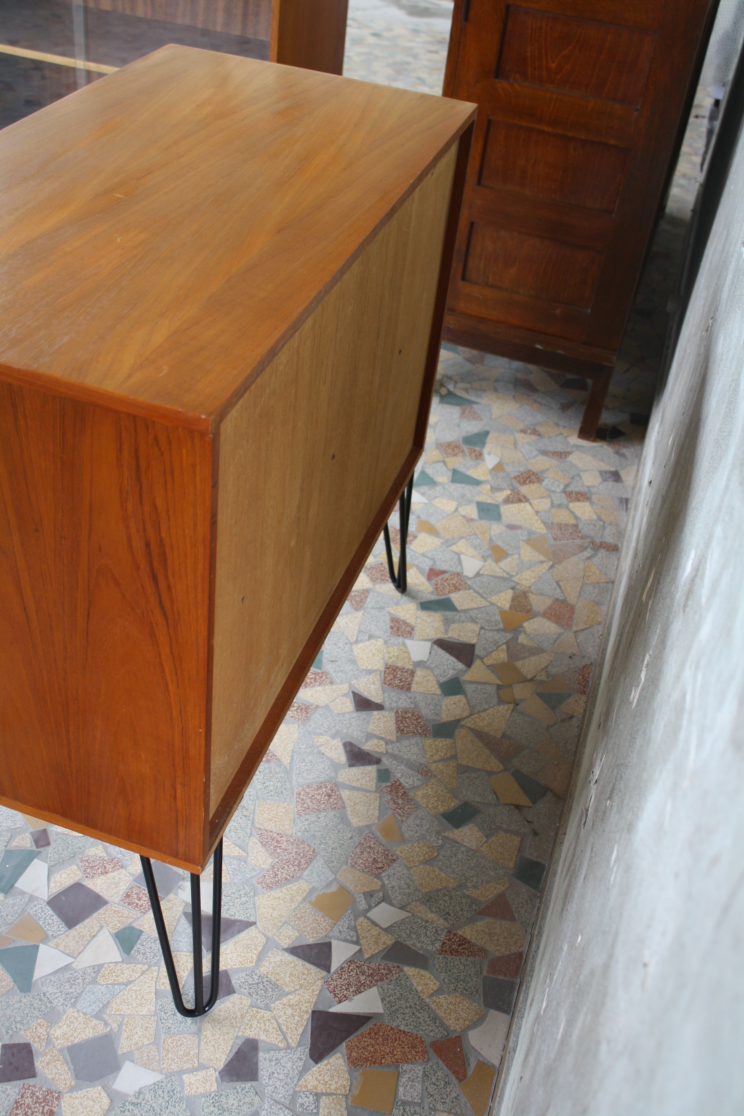 Showcase storage teak vintage 1960 with hairpin legs