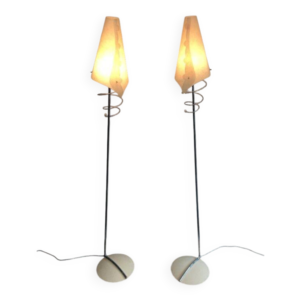 Paire de lampadaires de parquet design composés de bases en métal laqué, chrome et abat-jours design de plastique blancs