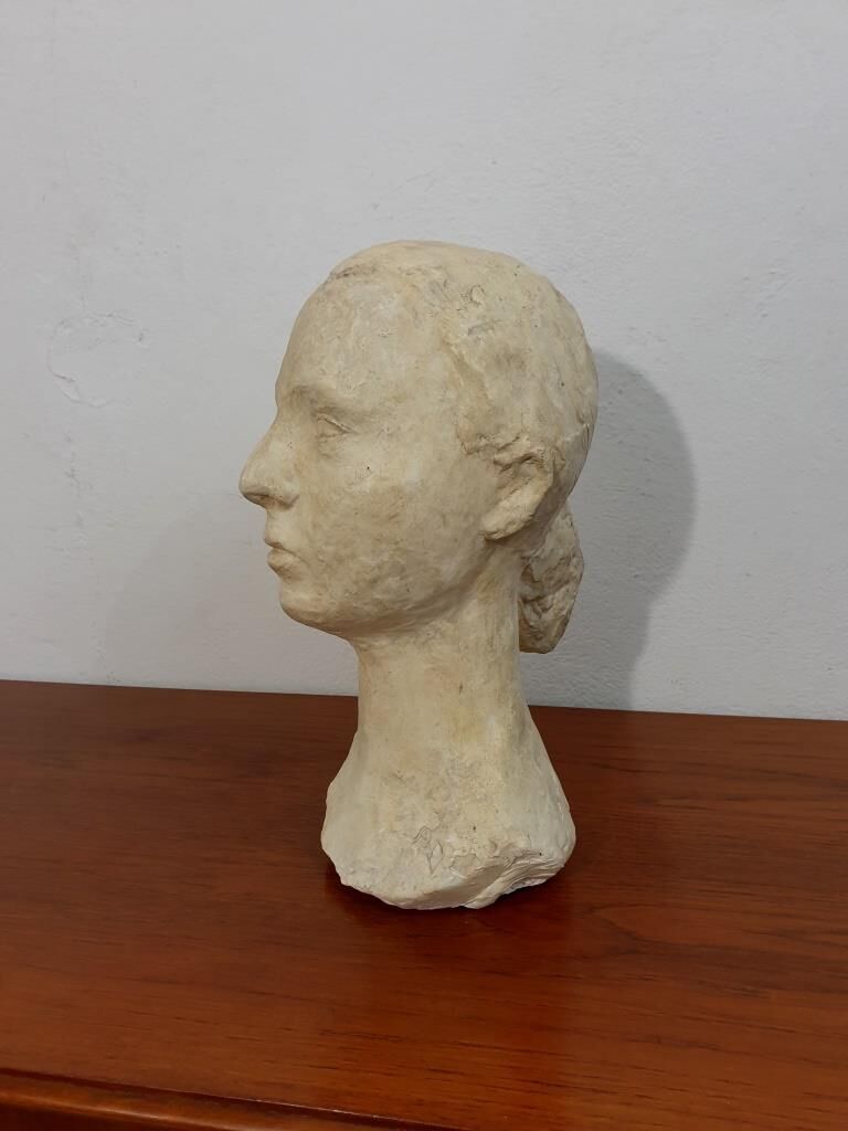 Sculpture bust of a woman