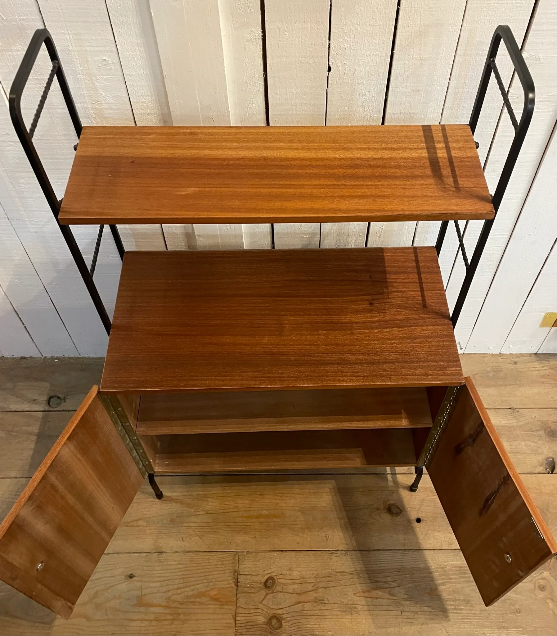 Small piece of furniture on legs