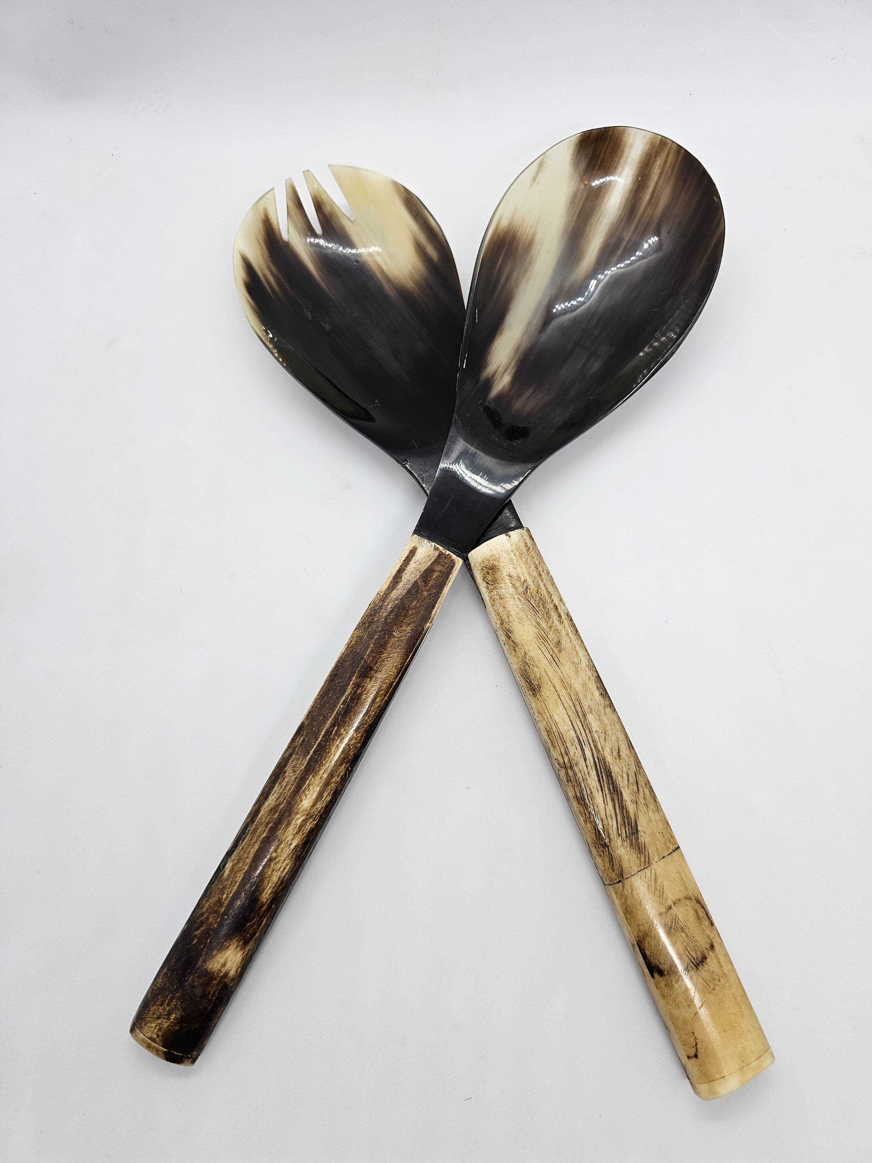 Serving cutlery set in buffalo horn and smooth bone handle