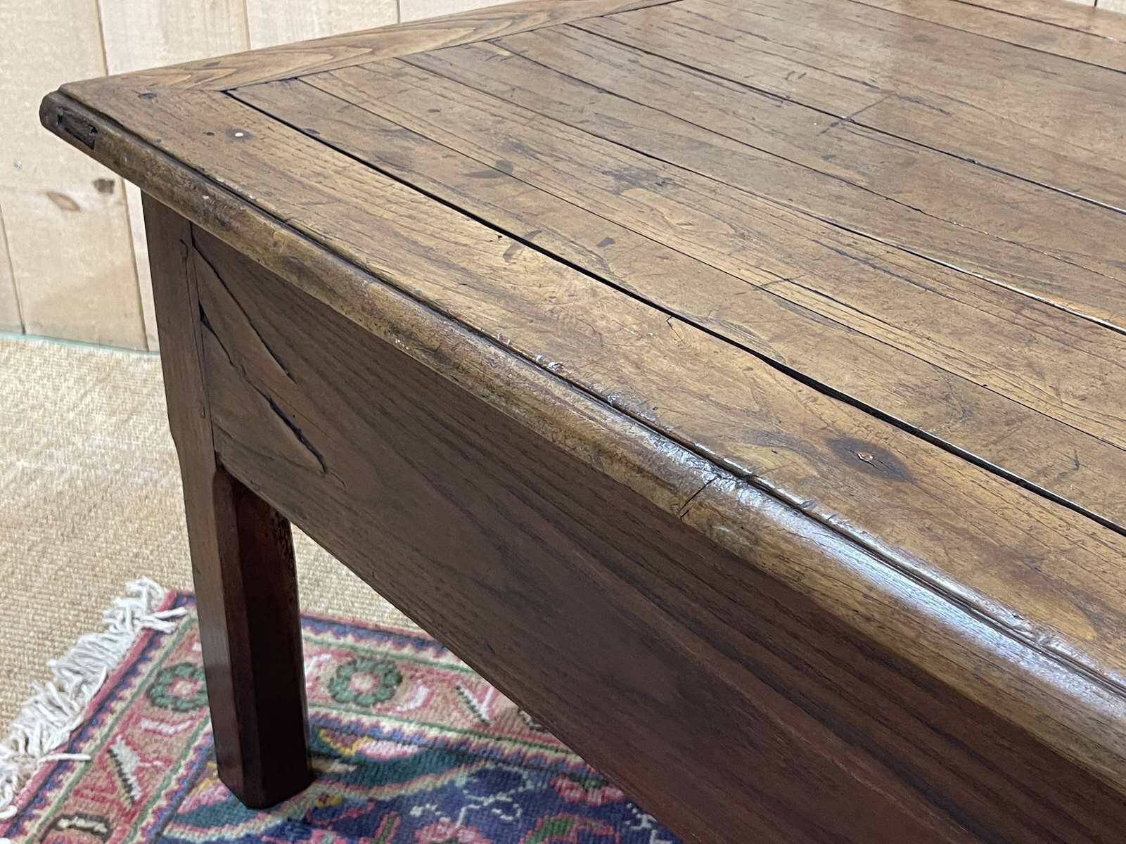 Table basse en chêne du 19ème avec un grand tiroir
