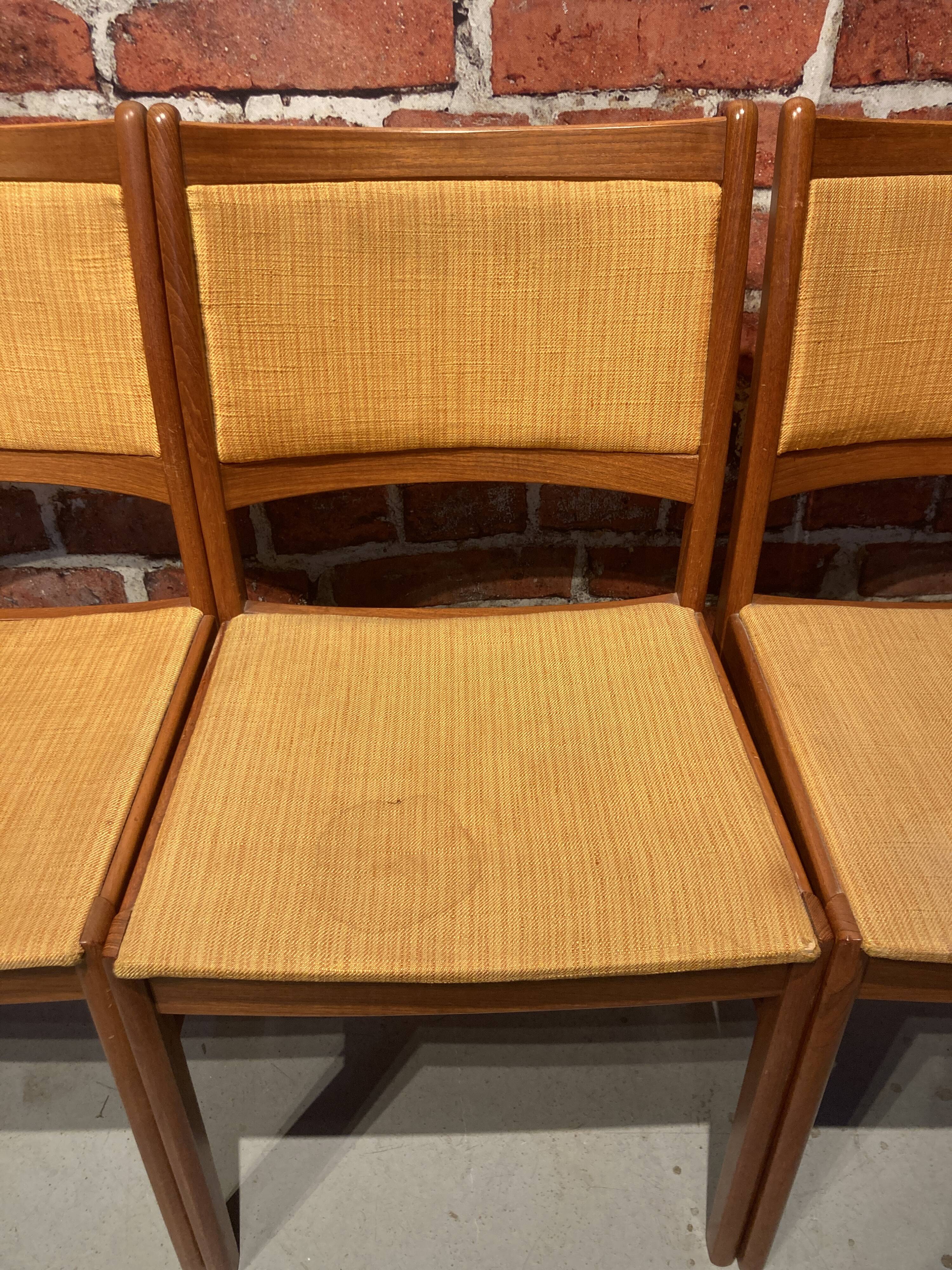 Set of 6 wooden chairs