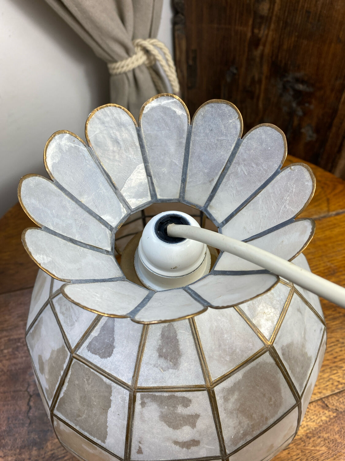 Suspension in white mother-of-pearl and brass