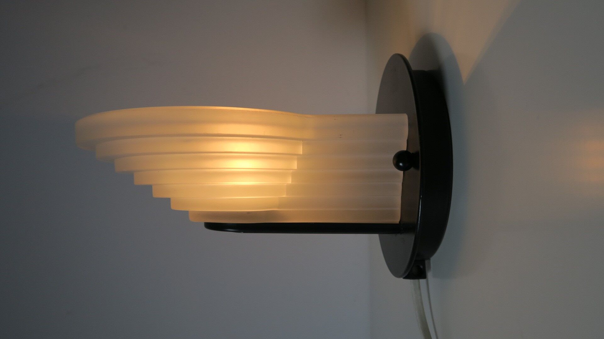 Italian wall lamp in satin glass 80s