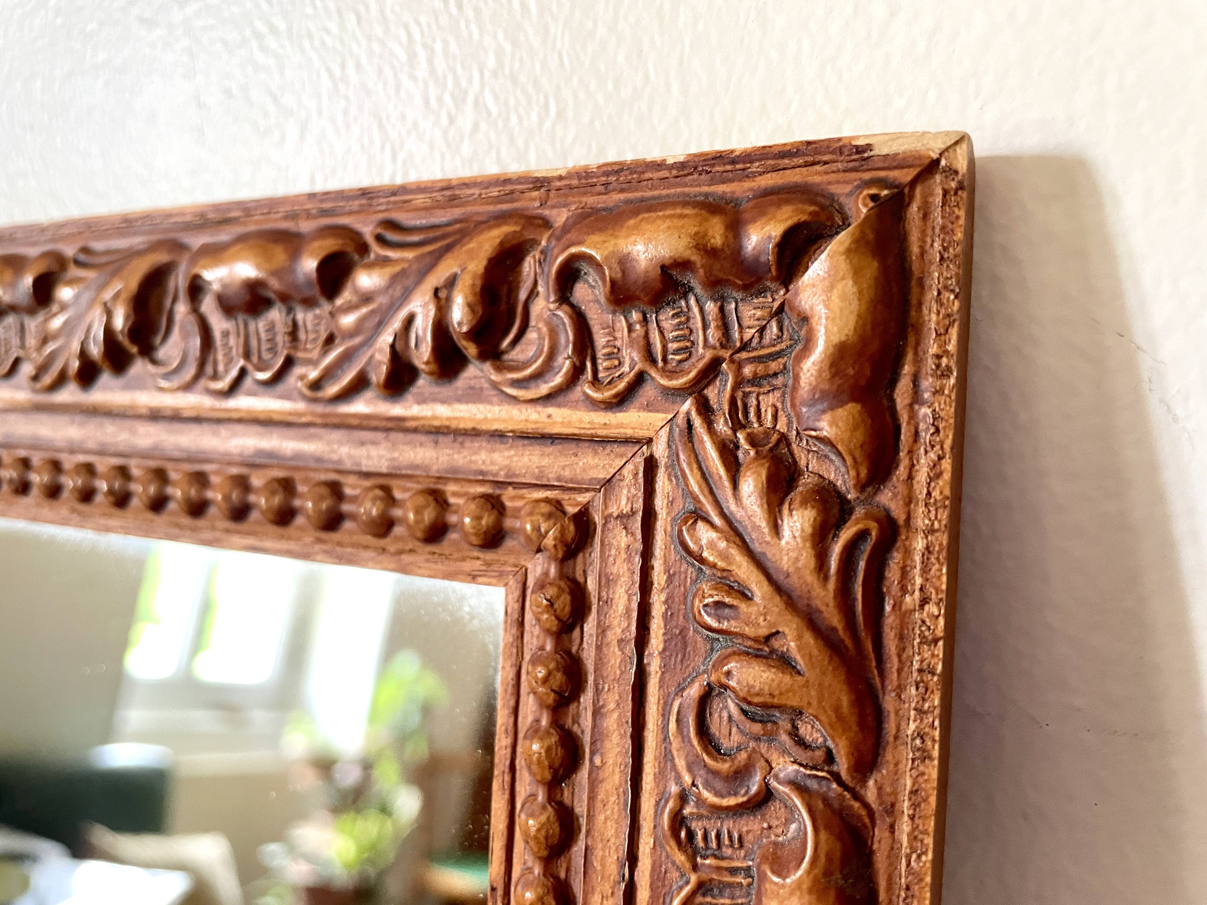 Miroir classique rectangulaire en bois sculpté