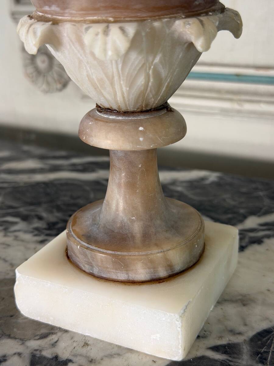 Paire de vases en albâtre bicolore, vers 1900, manques sur la collerette