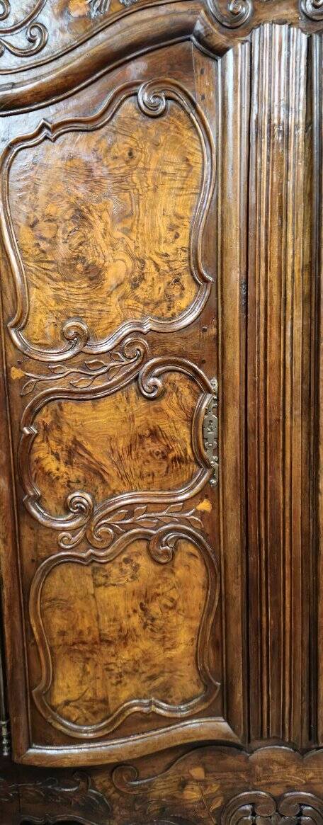 Important Louis XV wedding wardrobe in walnut and burl.