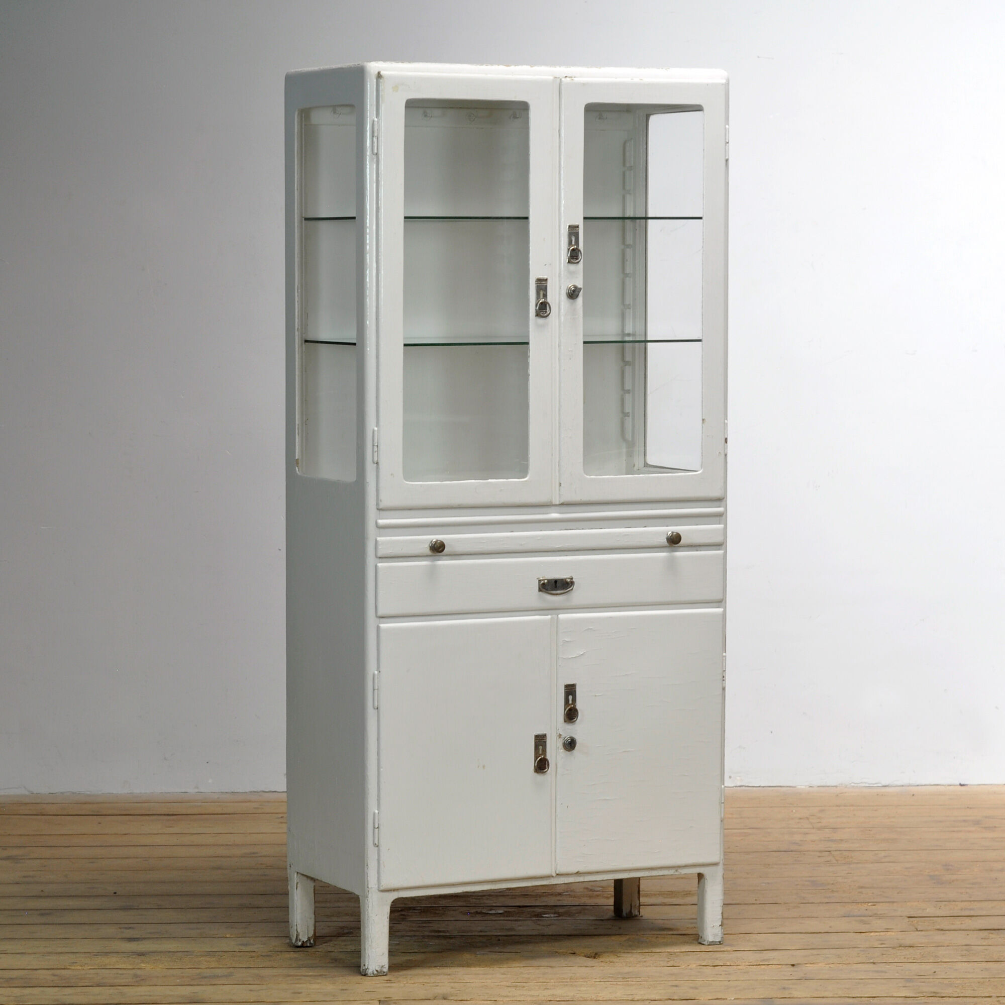 Cabinet médical en bois, vers 1950