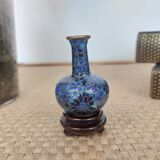 Vase miniature chinois cloisonné à décor de fleurs bleues