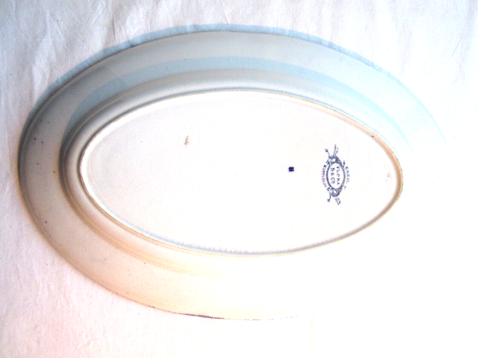 Plat ovale Creil Montereau, série Flora en bleu, modèles aux liserons