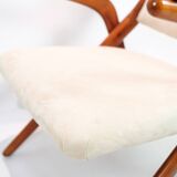 Fauteuil fabriqué en bois foncé poli et tissu clair par Arne Hovmand-Olsen des années 1960