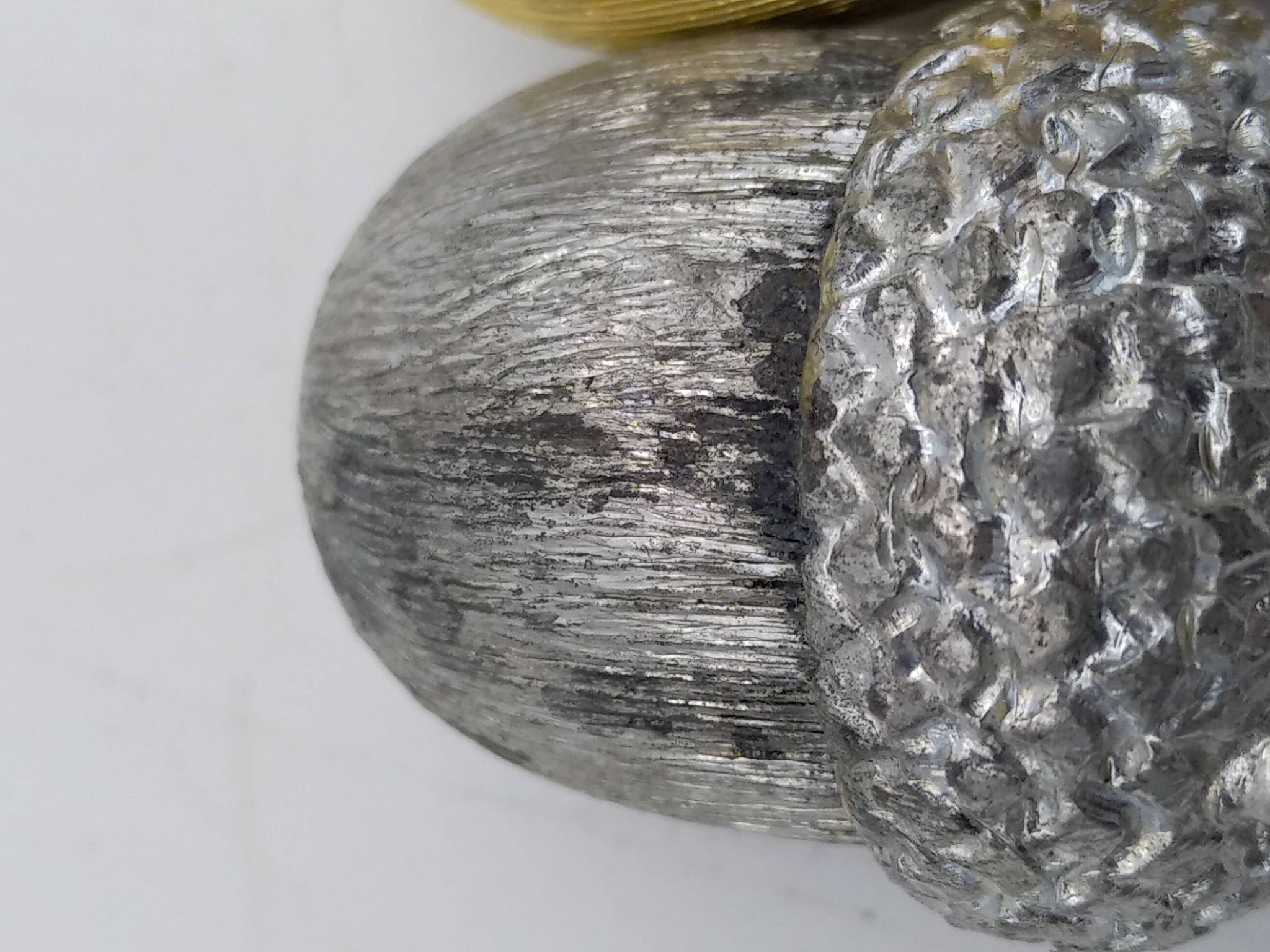 Salt and pepper shaker in silver and gold metal. Mirella. Circa 1960/70.