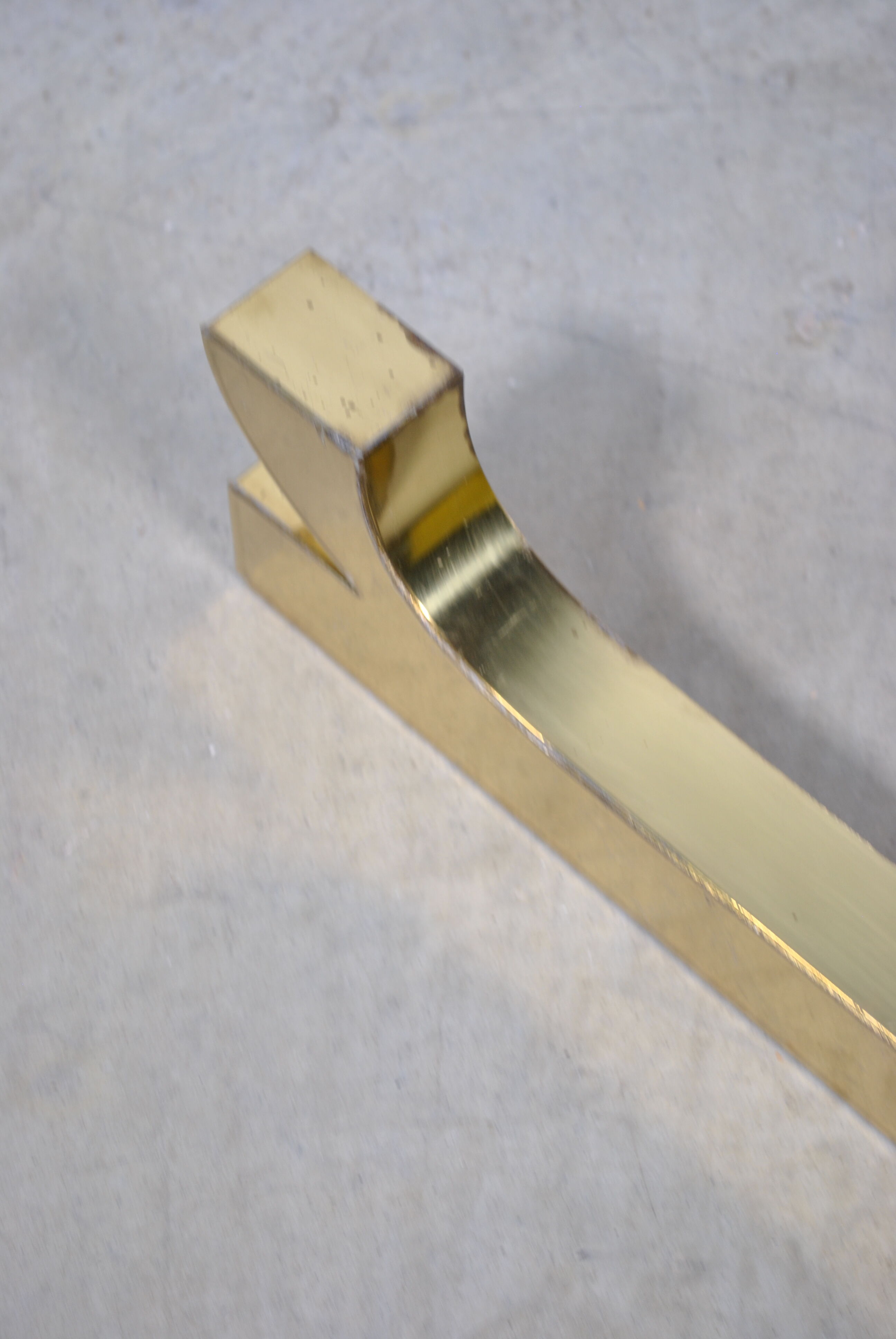 Letter sign in gold metal "R" 1980