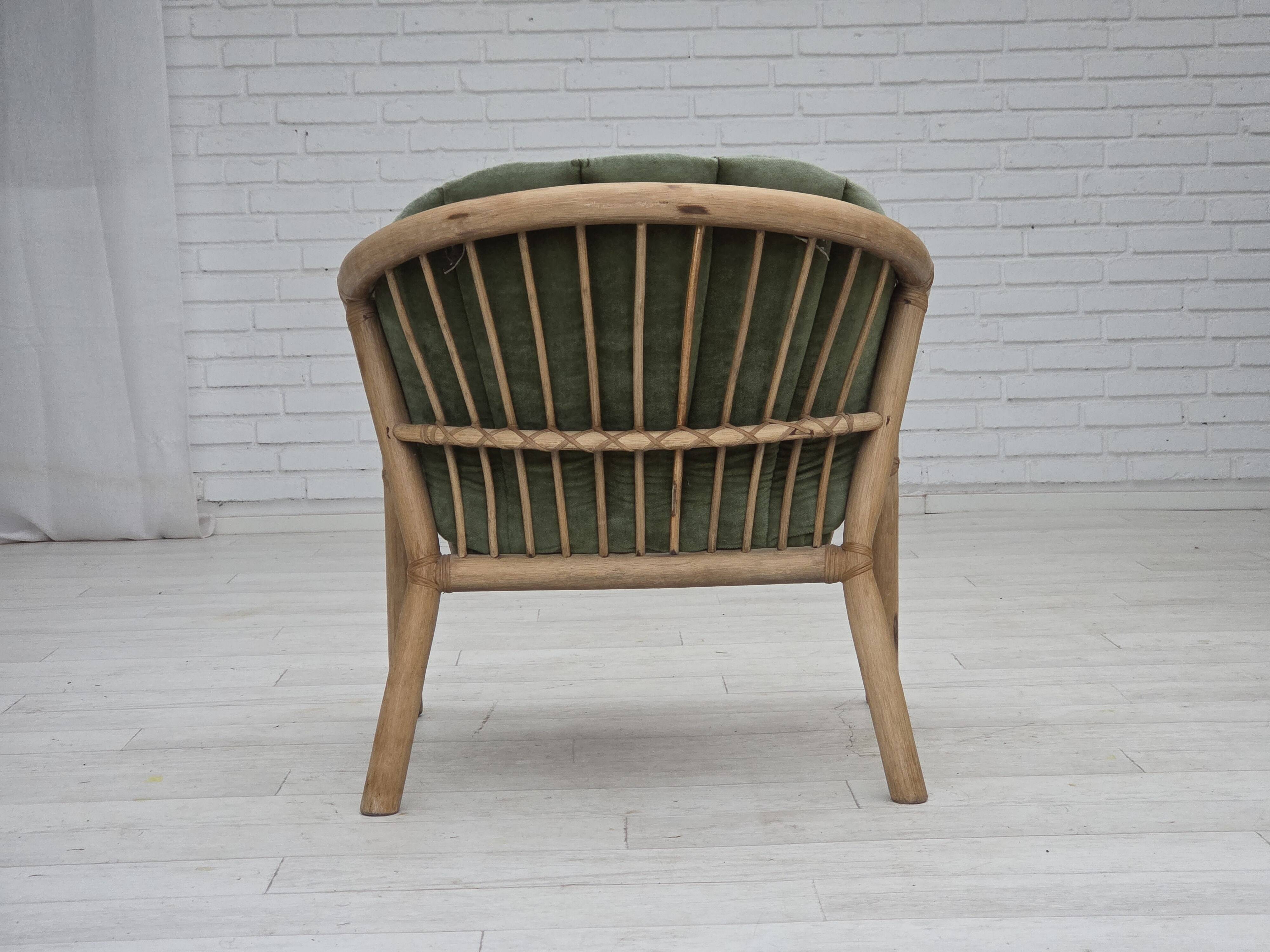 Années 1970, paire de fauteuils lounge scandinaves, mobilier en velours et rotin