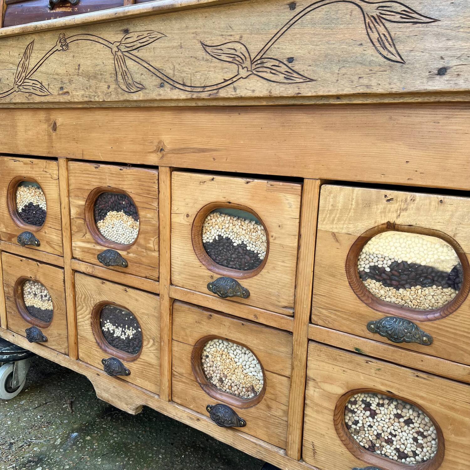Drawer cabinet, grain store
