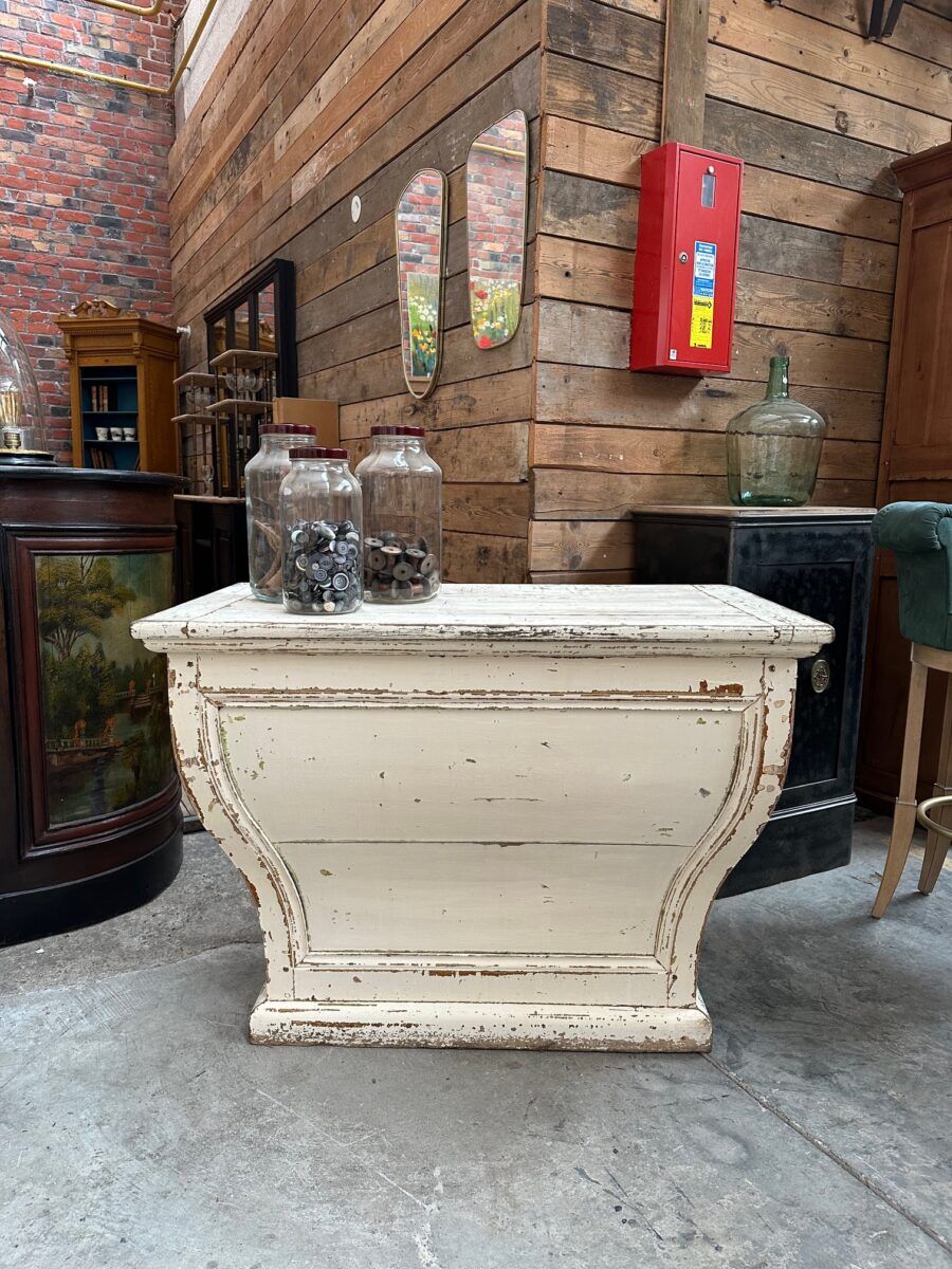 Patinated counter from the 19th century