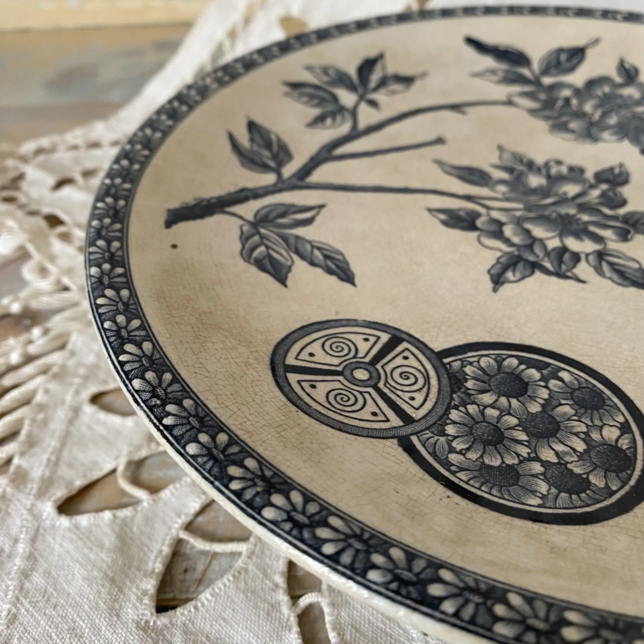 Ironstone cake dish "Marguerite" Large deposit