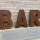 Enseigne bar en lettres metaliques