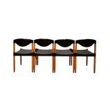Quatre chaises en plastique