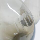 Paire de grands vases en verre fumé gravé