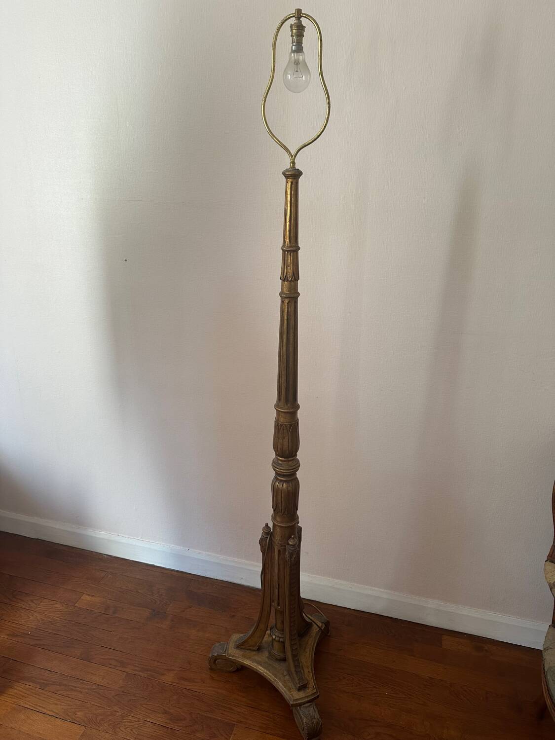 Lampadaire en bois doré Style Louis XVI