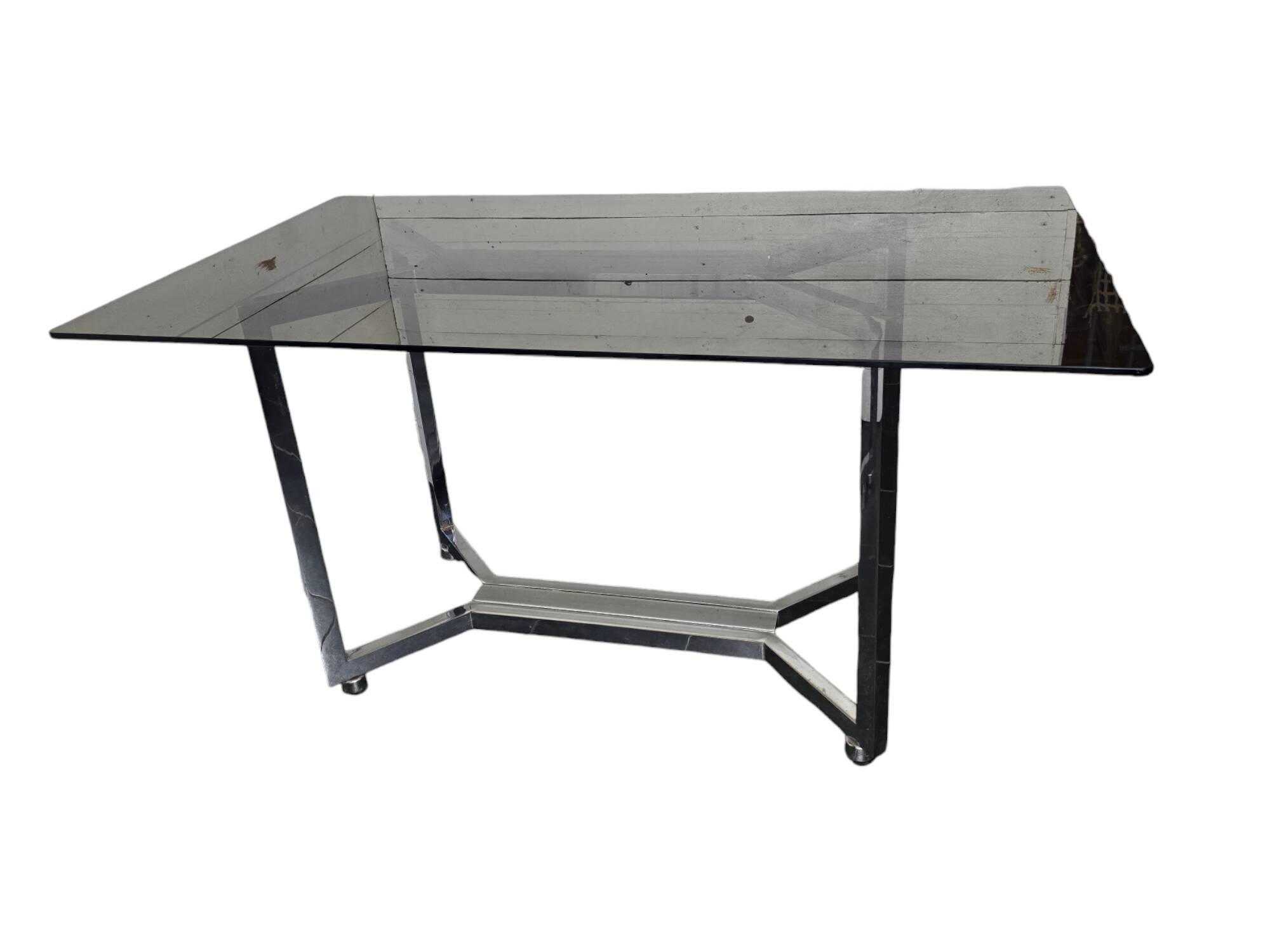 Table en métal chromé dessus verre fumé