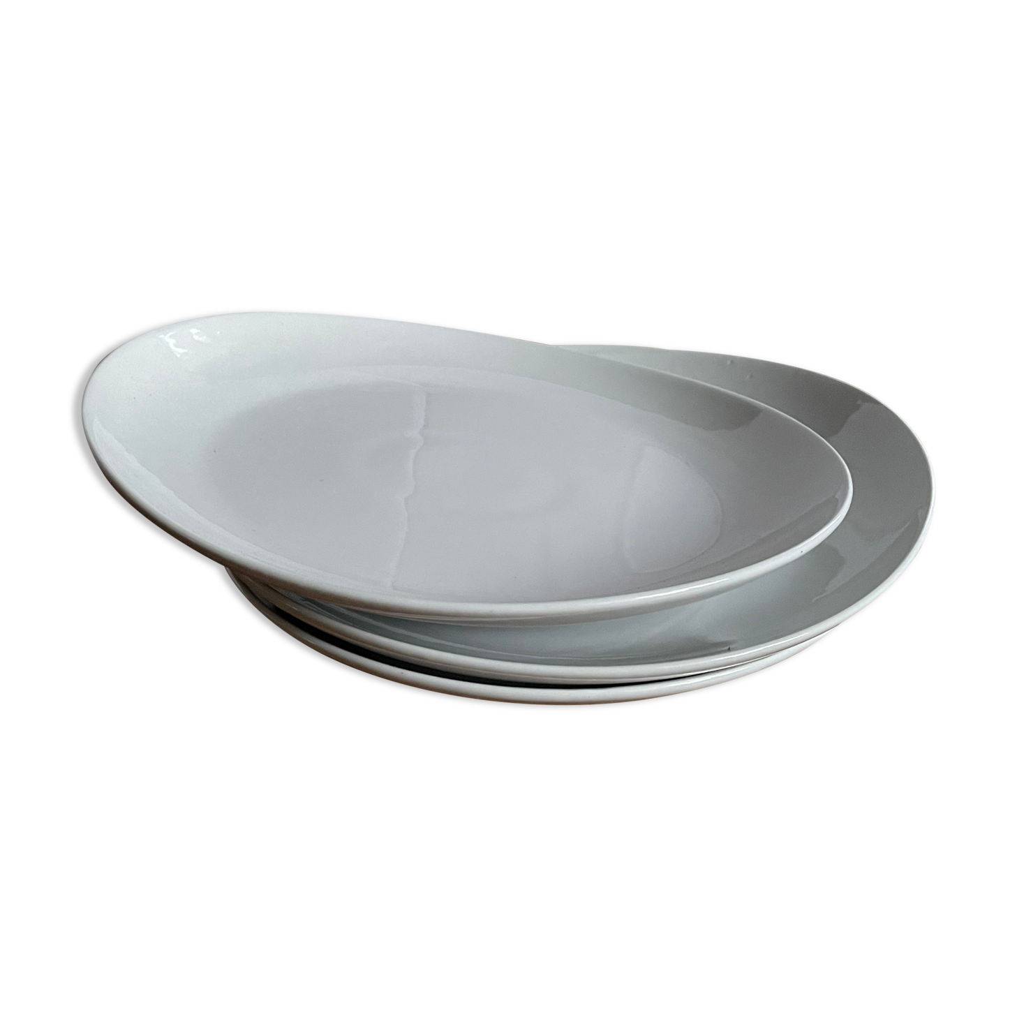 3 white porcelain plates for pasta like Saturnia restaurant