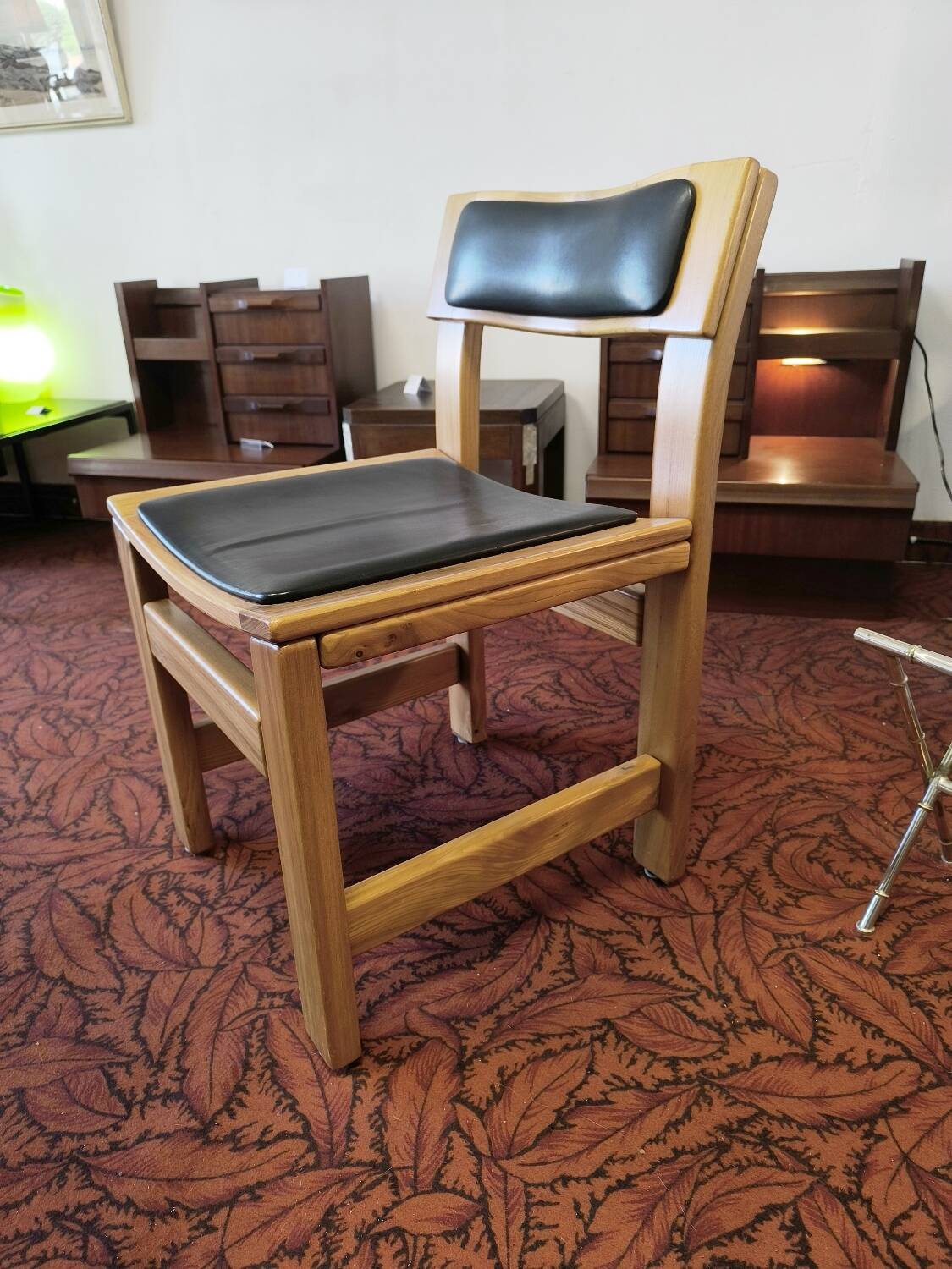 4 chairs in solid elm and leather from the Regain brand.