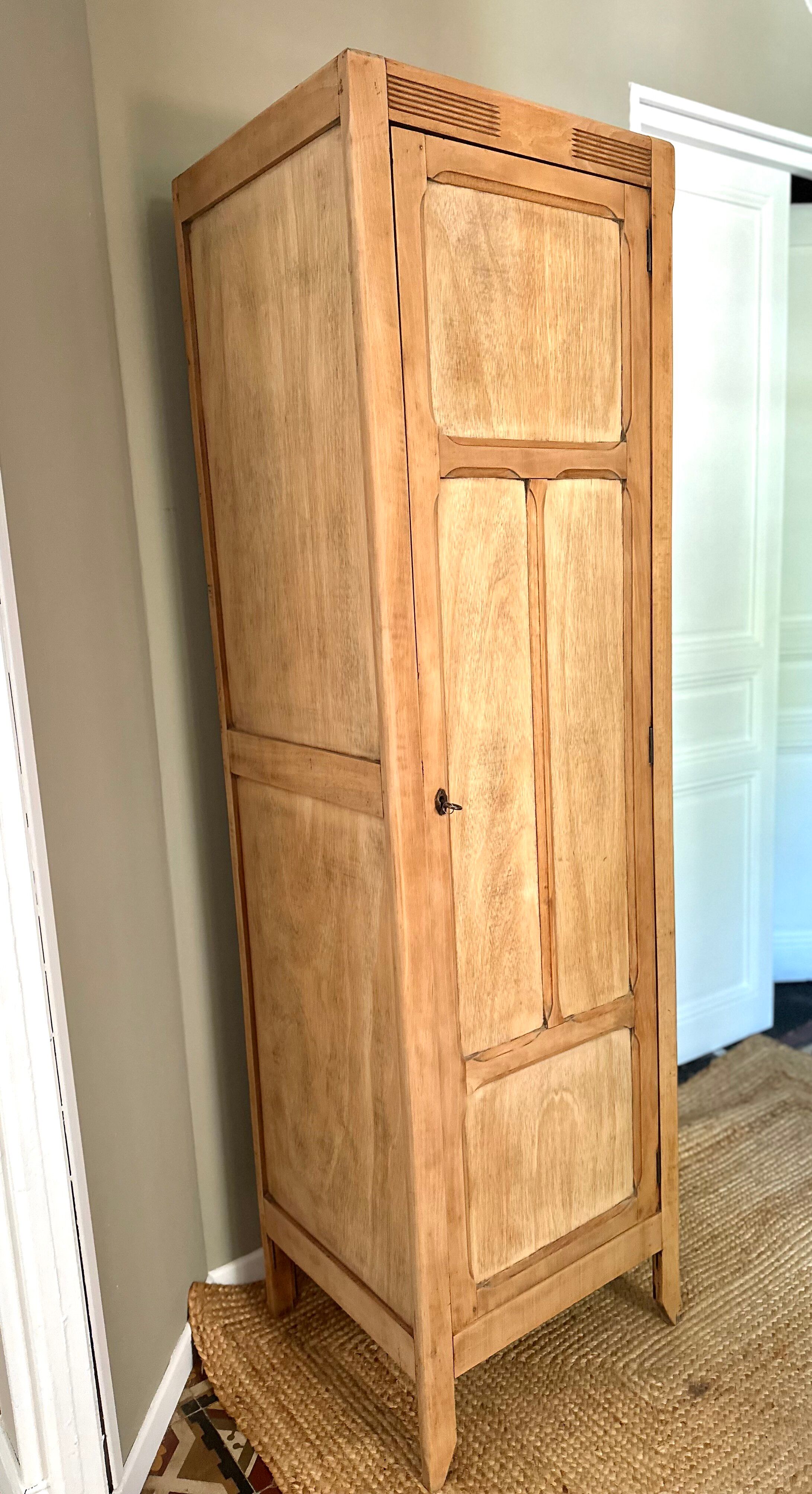 Parisian wardrobe bonnetière