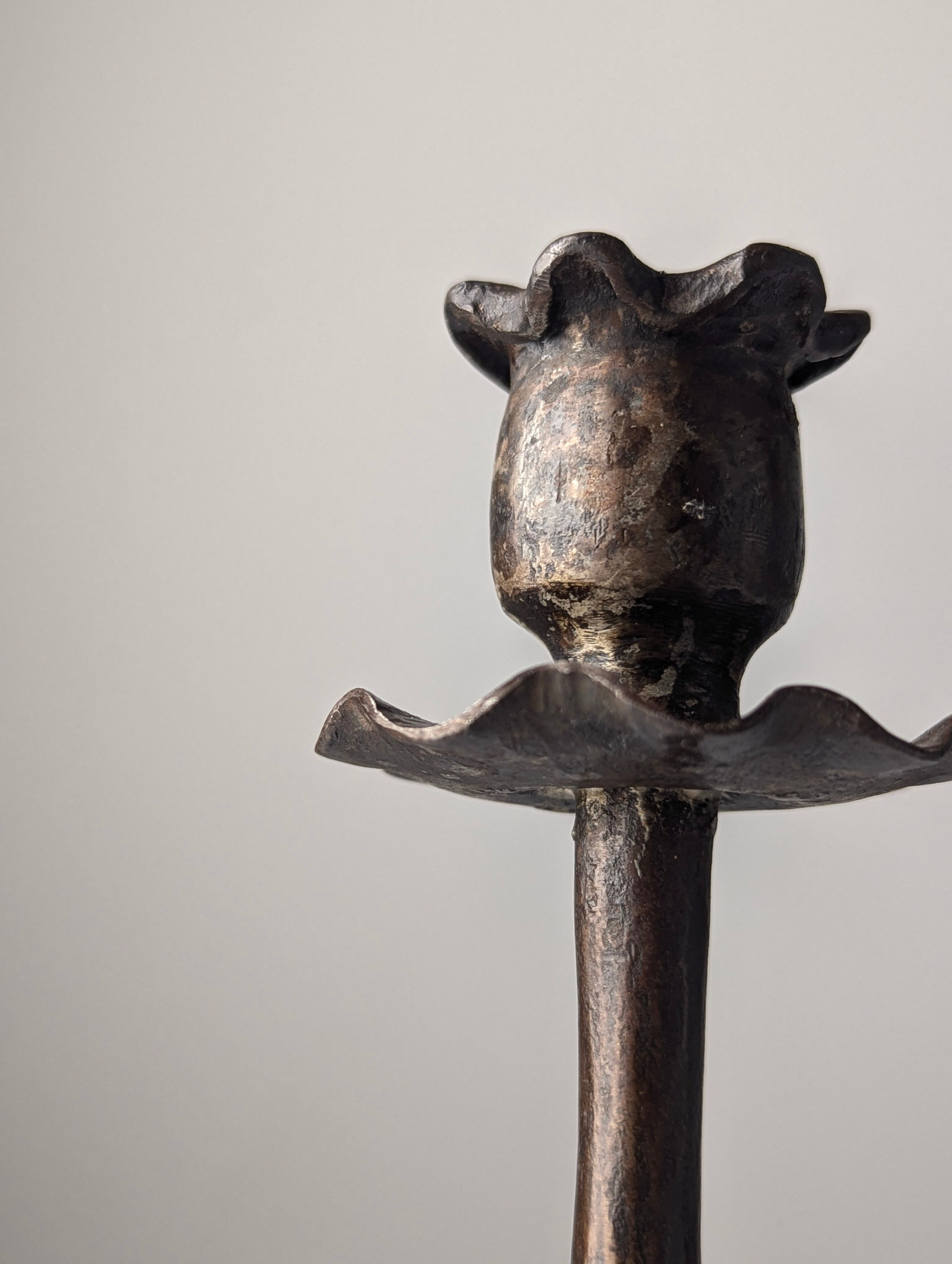 Candelabre en fer forgé avec tête de dragon, style Samuel Yellin, 20e siècle