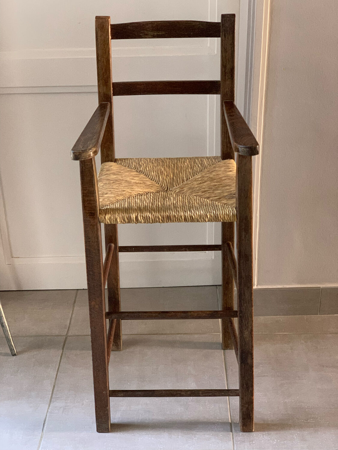 High chair in wood and straw