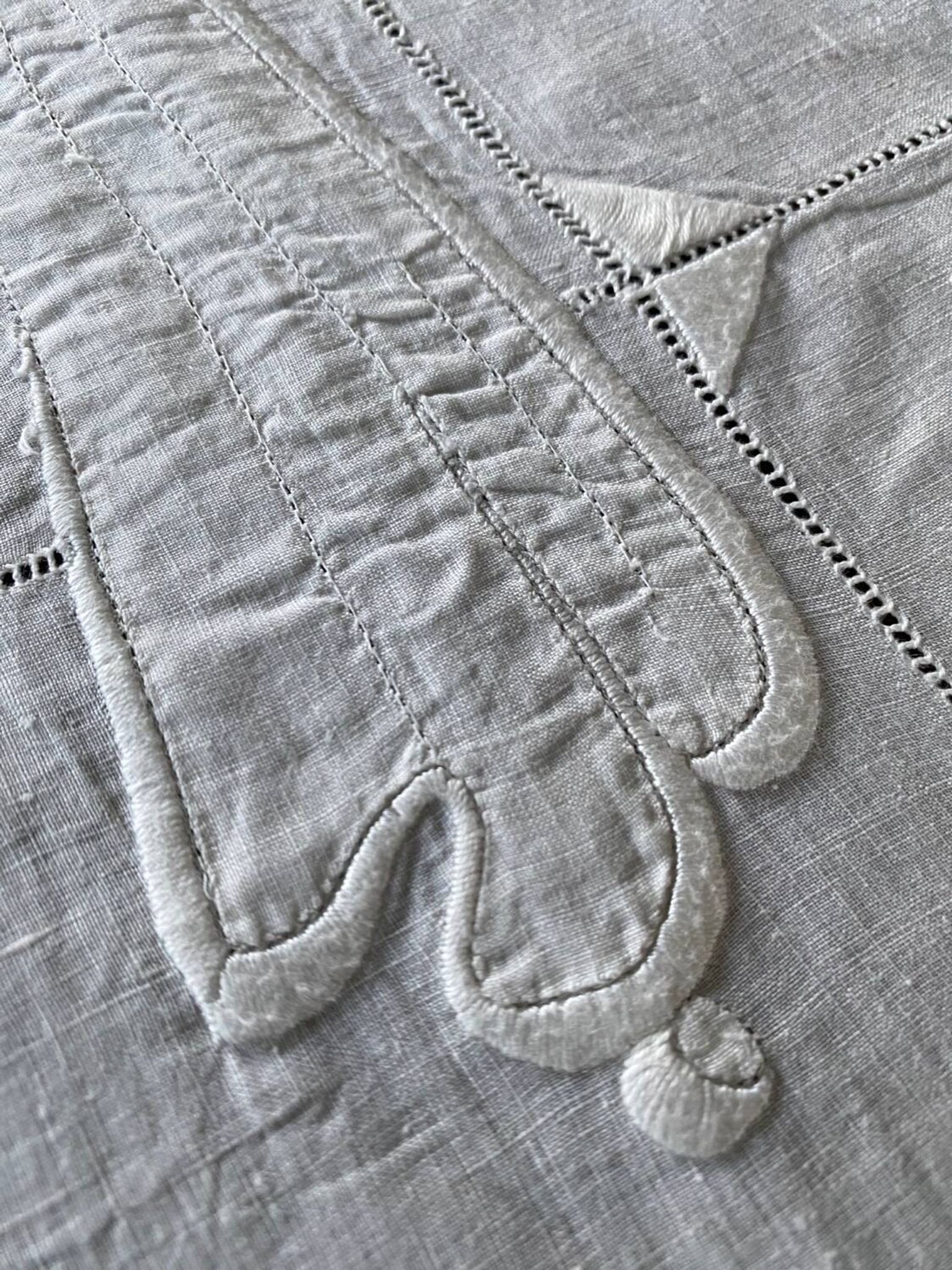 Nappe et 12 serviettes brodées et monogrammées